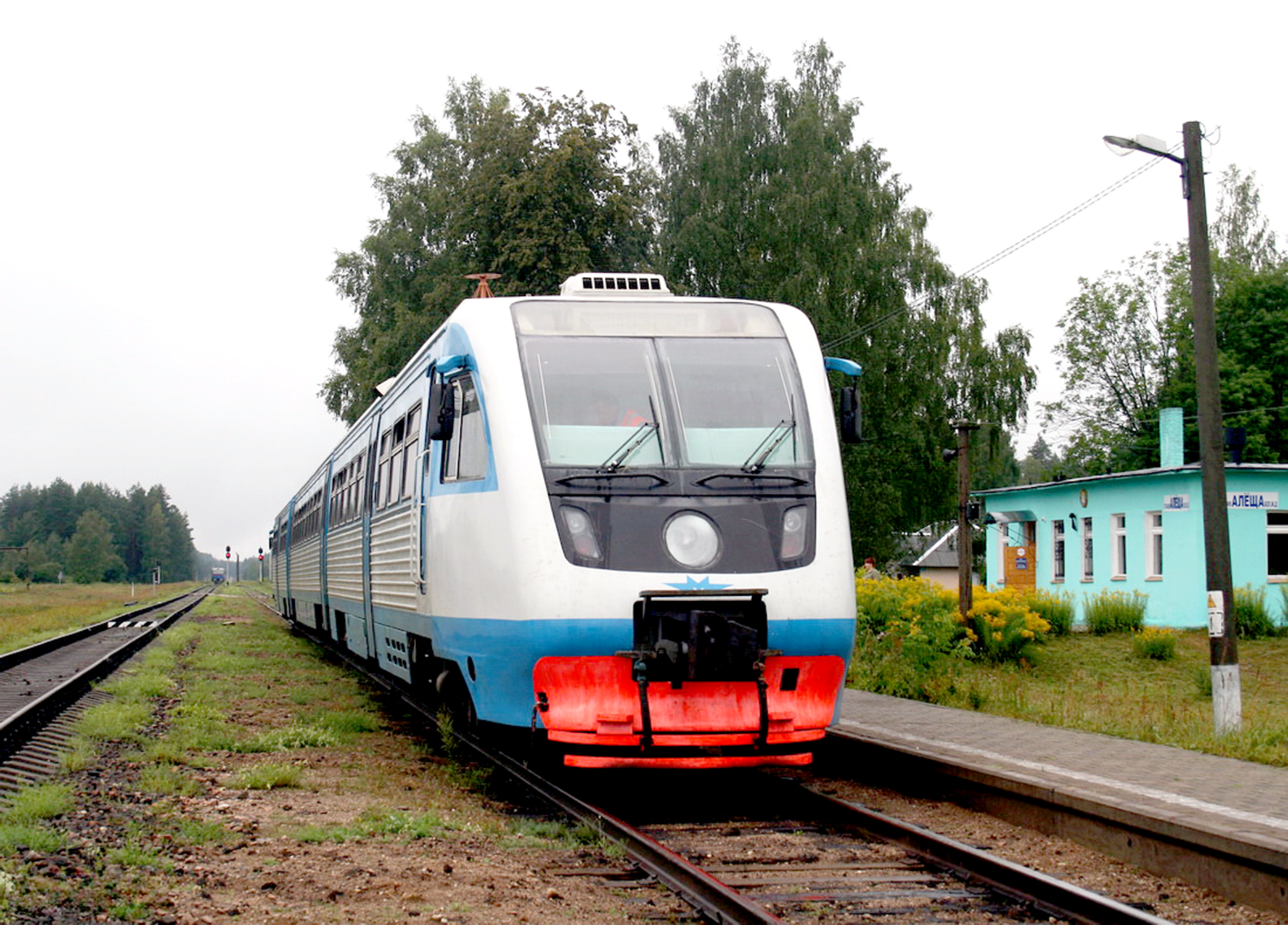 Фото российского рельсового автобуса серии РА-2 на станции Алёща в 2011 году